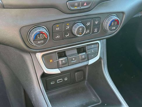 Used 2022 GMC Terrain SLE w/ Driver Convenience Package AWD/4WD image 31