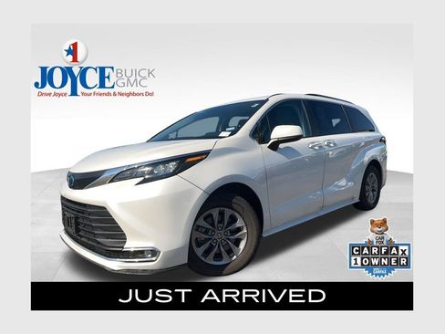 Used 2024 Toyota Sienna XLE FWD image 1