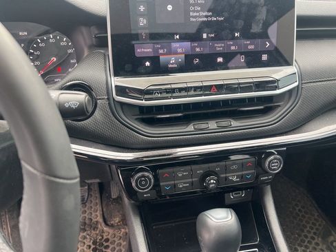 Used 2024 Jeep Compass Latitude w/ Sun and Sound Group image 16