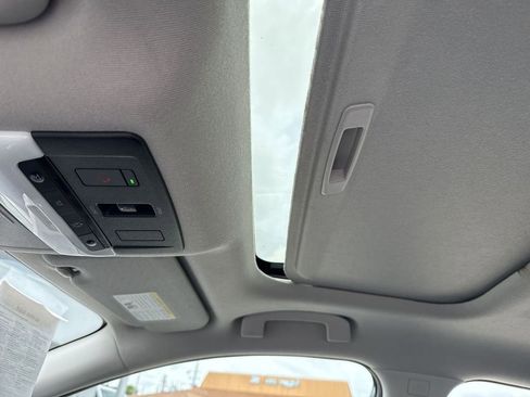 Used 2023 Nissan Sentra SR w/ SR Premium Package FWD image 31