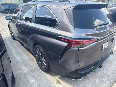 Used 2022 Toyota Sienna XSE FWD image 4