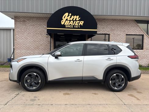 Used 2025 Nissan Rogue SV AWD/4WD image 2
