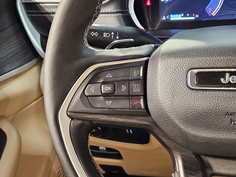Used 2025 Jeep Grand Cherokee Limited AWD/4WD image 27