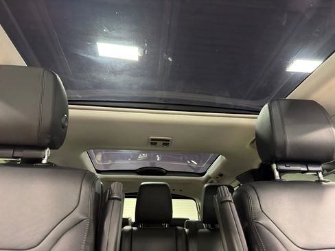 Used 2018 Land Rover Discovery SE image 22