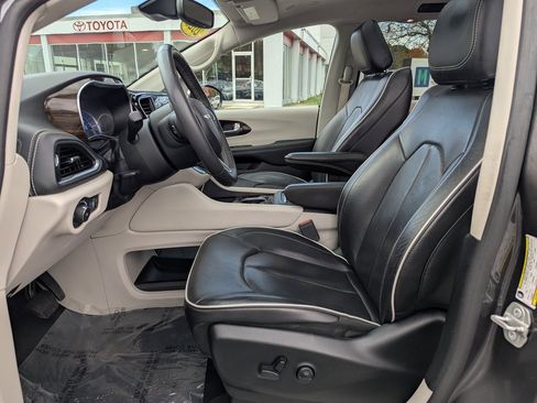 Used 2023 Chrysler Pacifica Limited image 18