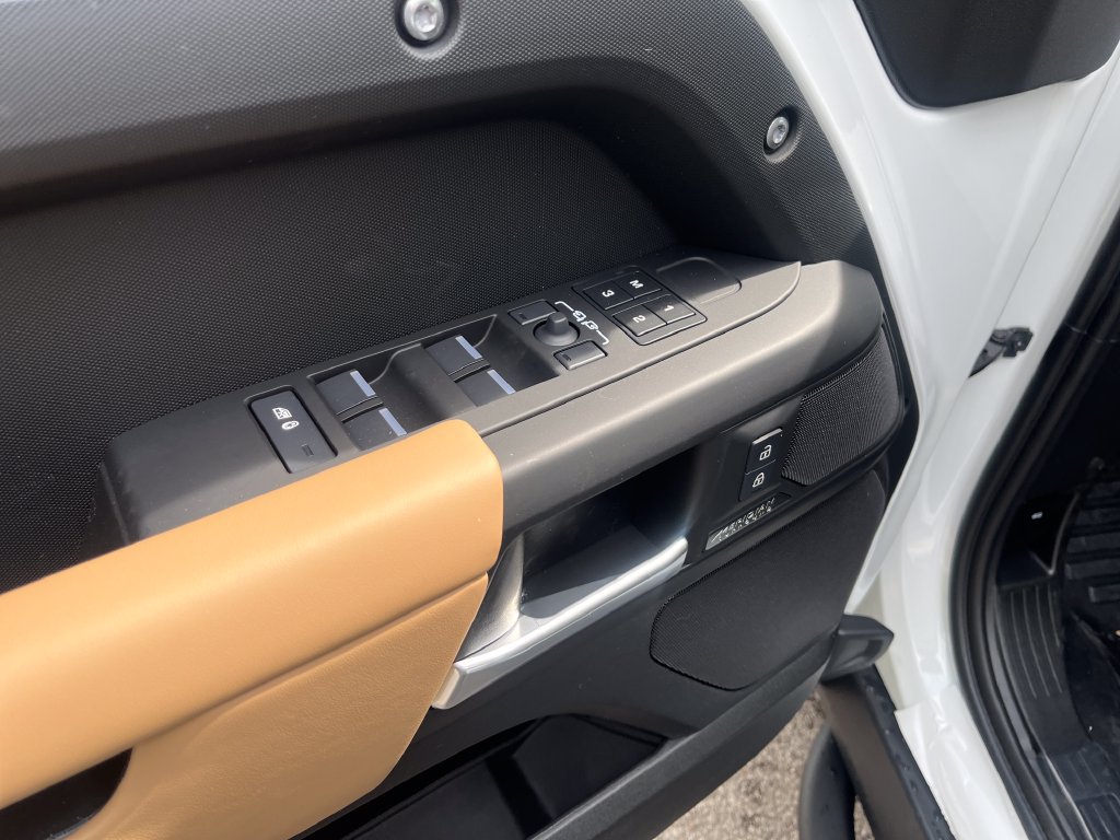 New 2026 Land Rover Defender 130 X-Dynamic SE AWD/4WD image 11
