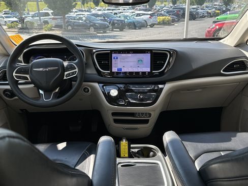 Used 2023 Chrysler Pacifica Touring-L FWD image 22