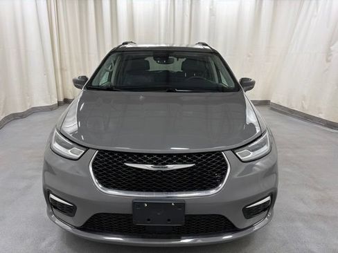 Used 2022 Chrysler Pacifica Touring-L FWD image 8