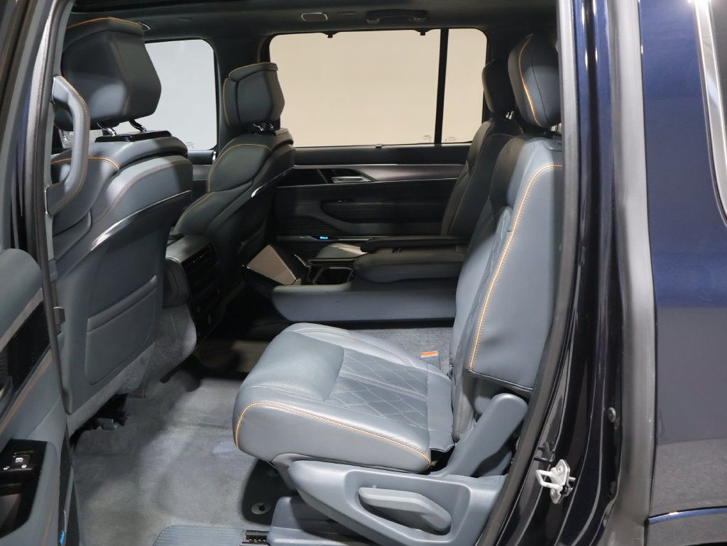 Used 2022 Jeep Grand Wagoneer Series III AWD/4WD image 18