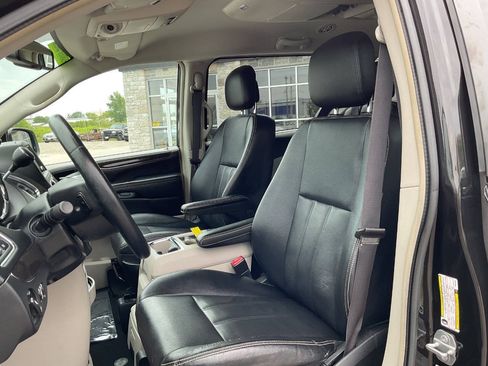 Used 2015 Chrysler Town & Country Touring w/ Driver Convenience Group FWD image 15