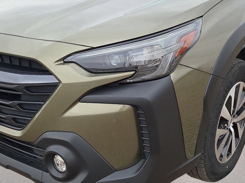 Used 2025 Subaru Outback Premium AWD/4WD image 9
