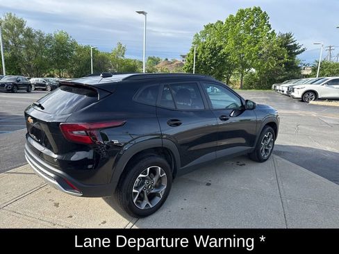Used 2025 Chevrolet Trax LT w/ LT Convenience Package FWD image 6