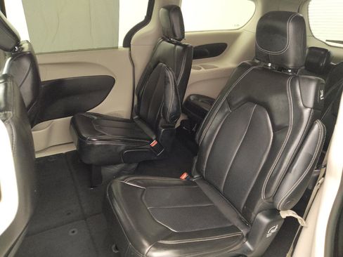 Used 2023 Chrysler Pacifica Touring-L FWD image 18