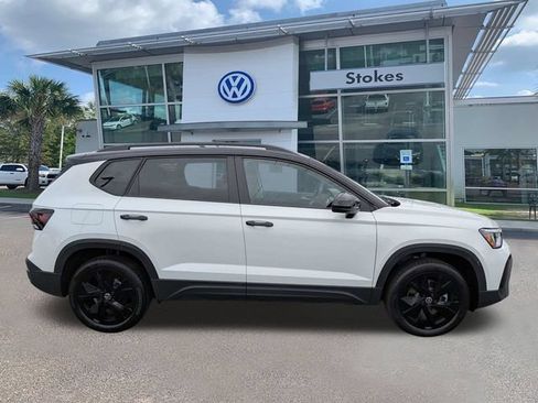 New 2026 Volkswagen Taos SE FWD image 3