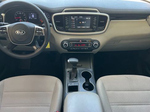 Used 2019 Kia Sorento AWD V6 image 4
