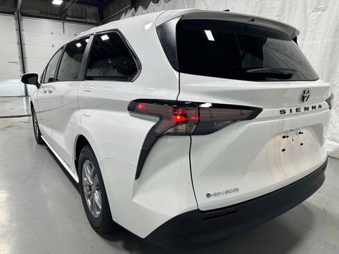 Used 2026 Toyota Sienna LE image 5