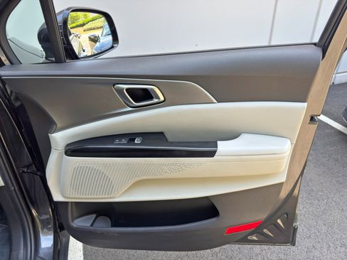 Used 2023 Kia Carnival LX FWD image 39