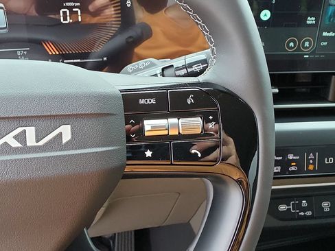 New 2027 Kia Carnival LX FWD image 32