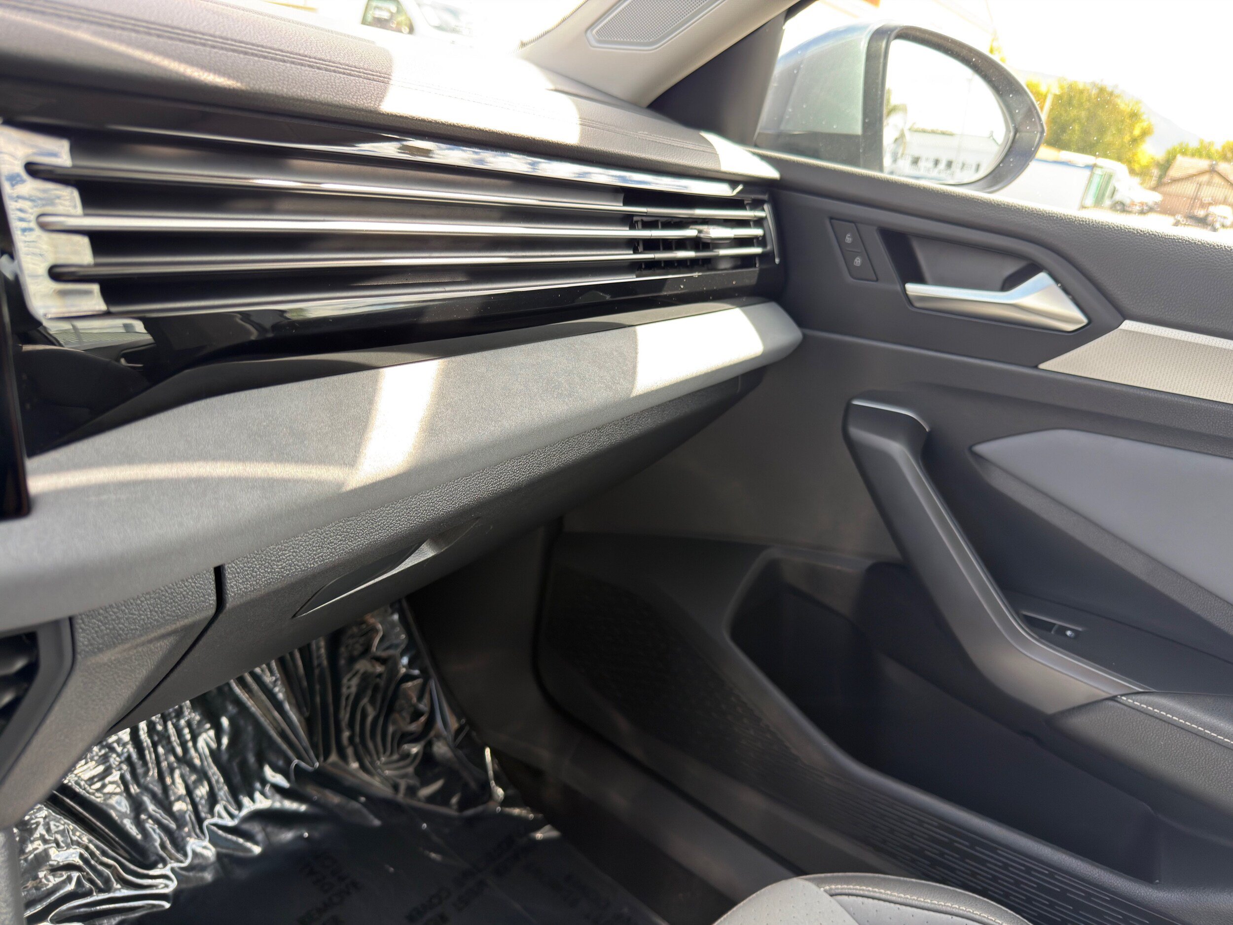 Used 2025 Volkswagen Jetta SE FWD image 34