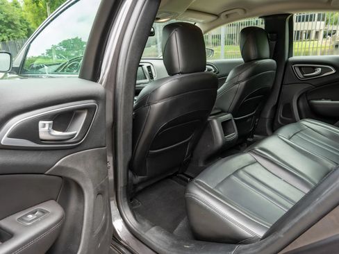 Used 2017 Chrysler 200 Limited Platinum FWD image 12