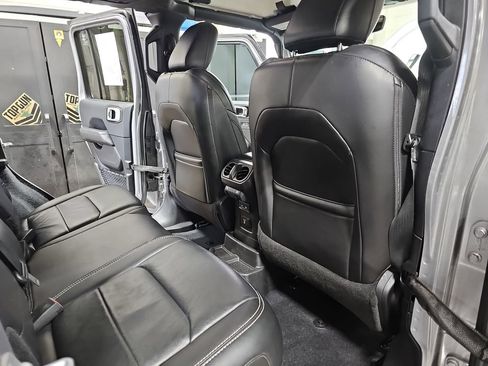 Used 2018 Jeep Wrangler Unlimited Sahara image 11