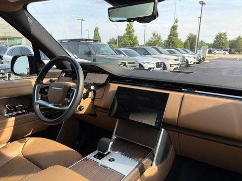 Used 2025 Land Rover Range Rover Long Wheelbase SE AWD/4WD image 14