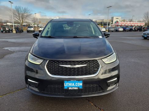 Used 2024 Chrysler Pacifica Touring-L image 14