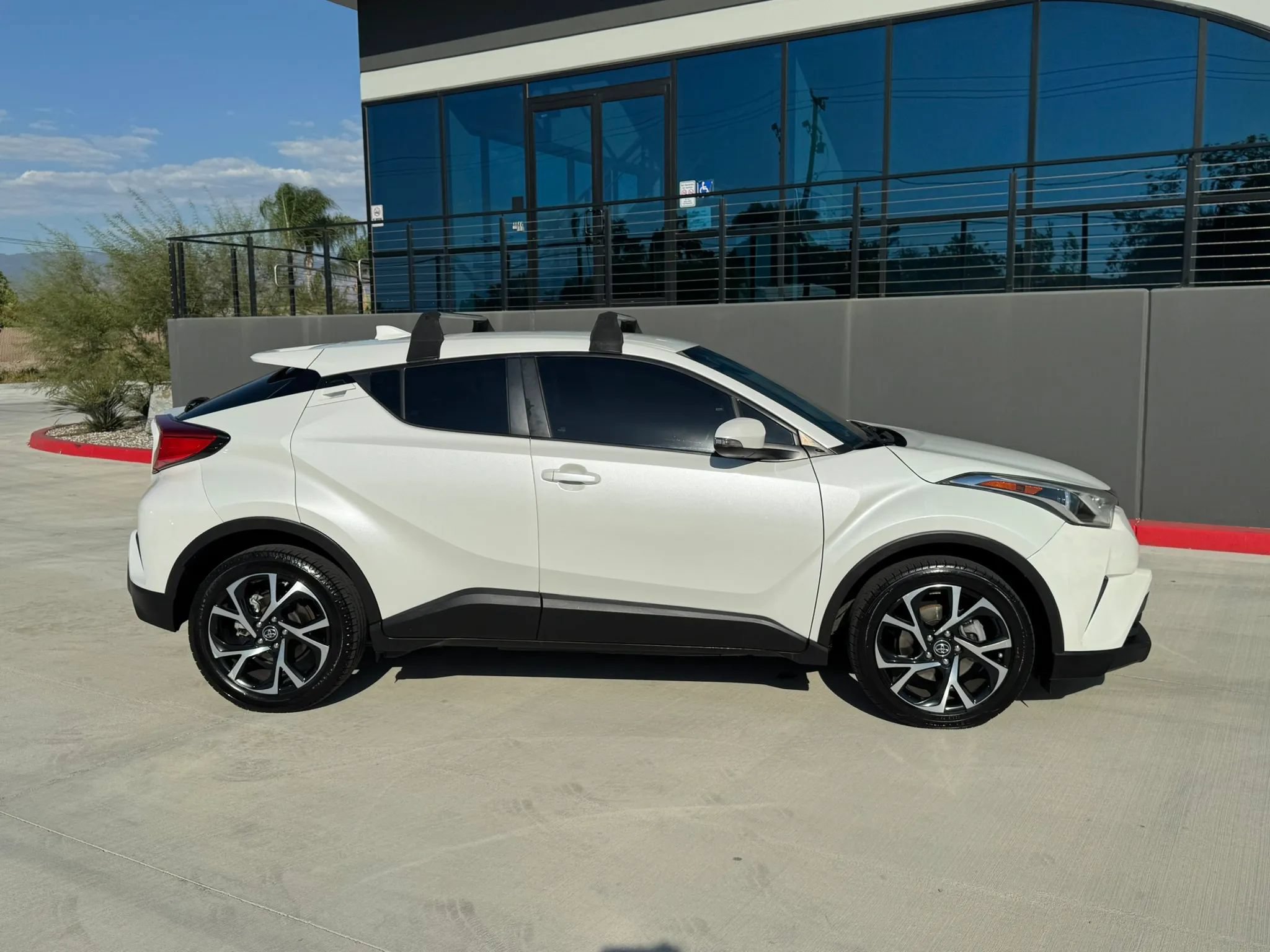 Used 2018 Toyota C-HR XLE FWD image 4