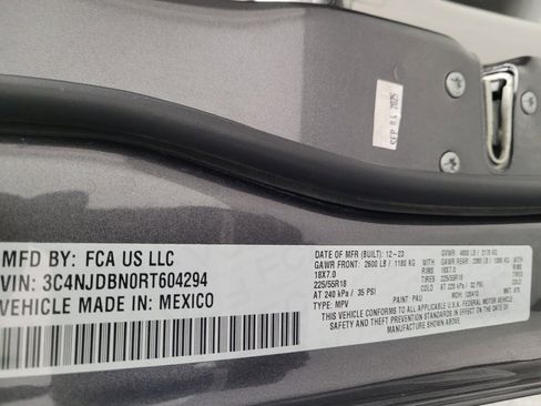 Used 2024 Jeep Compass Latitude image 33