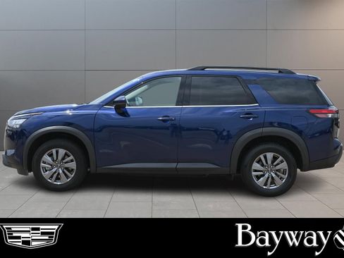 Used 2025 Nissan Pathfinder SV FWD image 4