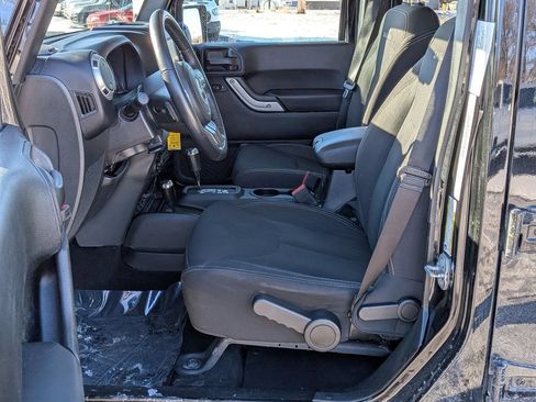 Used 2018 Jeep Wrangler Unlimited Sahara AWD/4WD image 10