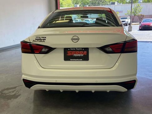 Used 2025 Nissan Altima 2.5 SV image 4