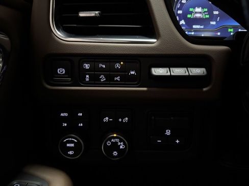 Used 2023 Chevrolet Suburban High Country w/ Advanced Technology Package image 19