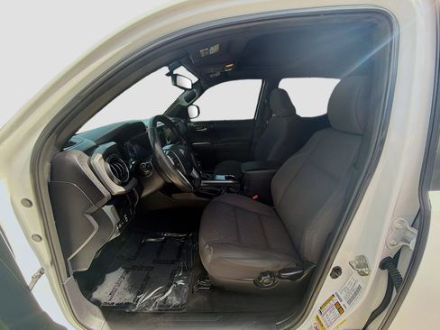 Used 2016 Toyota Tacoma TRD Sport w/ Premium & Technology Package image 18