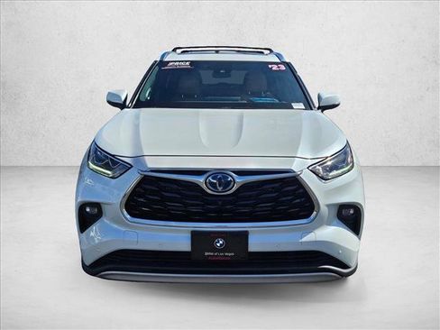 Used 2023 Toyota Highlander Platinum image 2