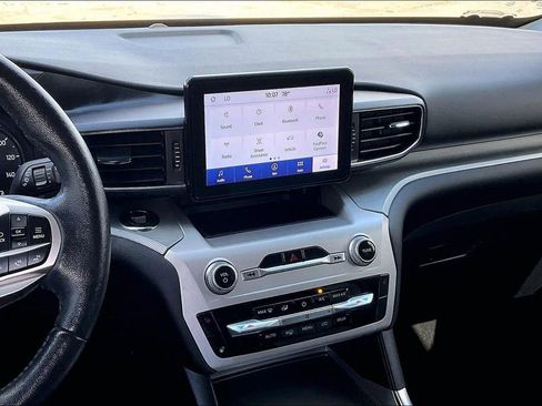 Used 2022 Ford Explorer XLT w/ Equipment Group 202A image 9