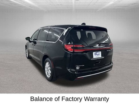 Used 2025 Chrysler Pacifica Select FWD image 10