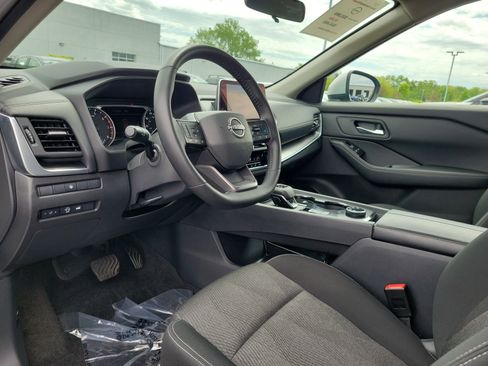Used 2025 Nissan Rogue SV AWD/4WD image 19