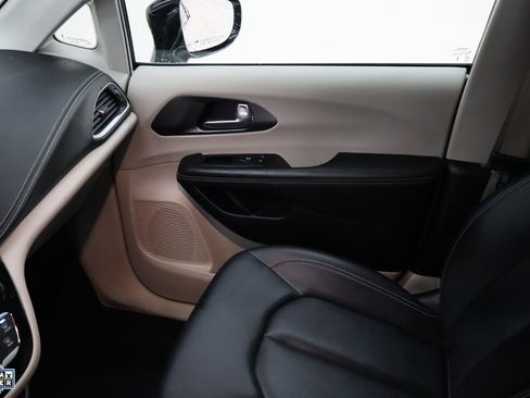 Used 2024 Chrysler Pacifica Select image 22