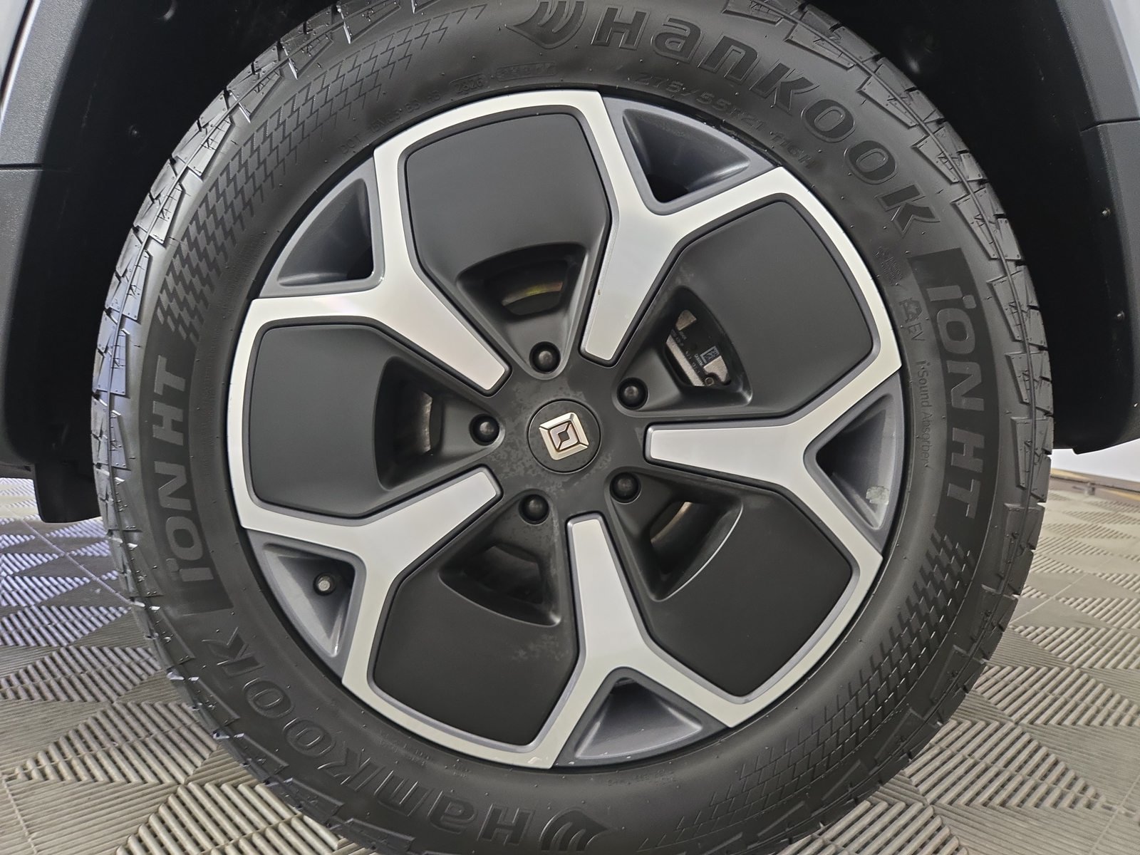 Used 2024 Rivian R1T Adventure Dual AWD/4WD image 10