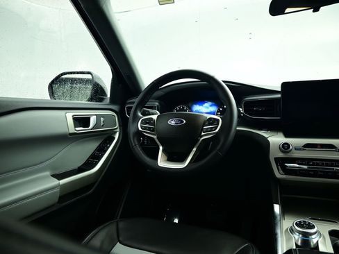 Used 2023 Ford Explorer XLT w/ Equipment Group 202A image 8