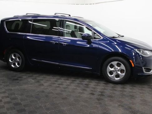 Used 2017 Chrysler Pacifica Touring-L Plus image 4