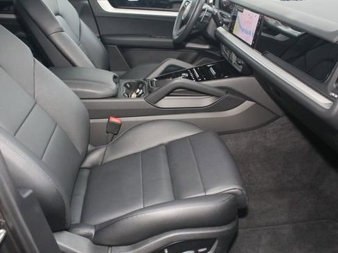 Certified 2025 Porsche Cayenne image 27