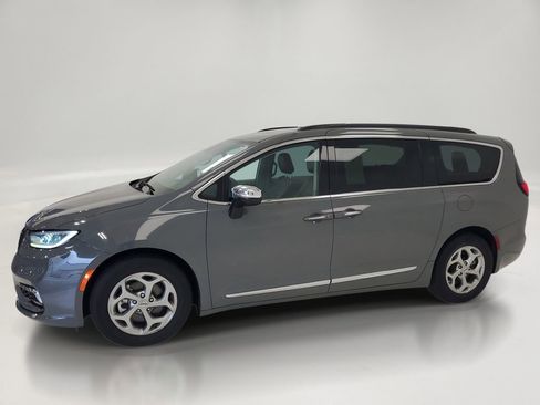 Used 2023 Chrysler Pacifica Limited image 3