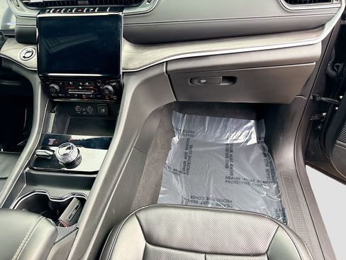 Used 2024 Jeep Grand Cherokee L Limited w/ Luxury Tech Group II image 17