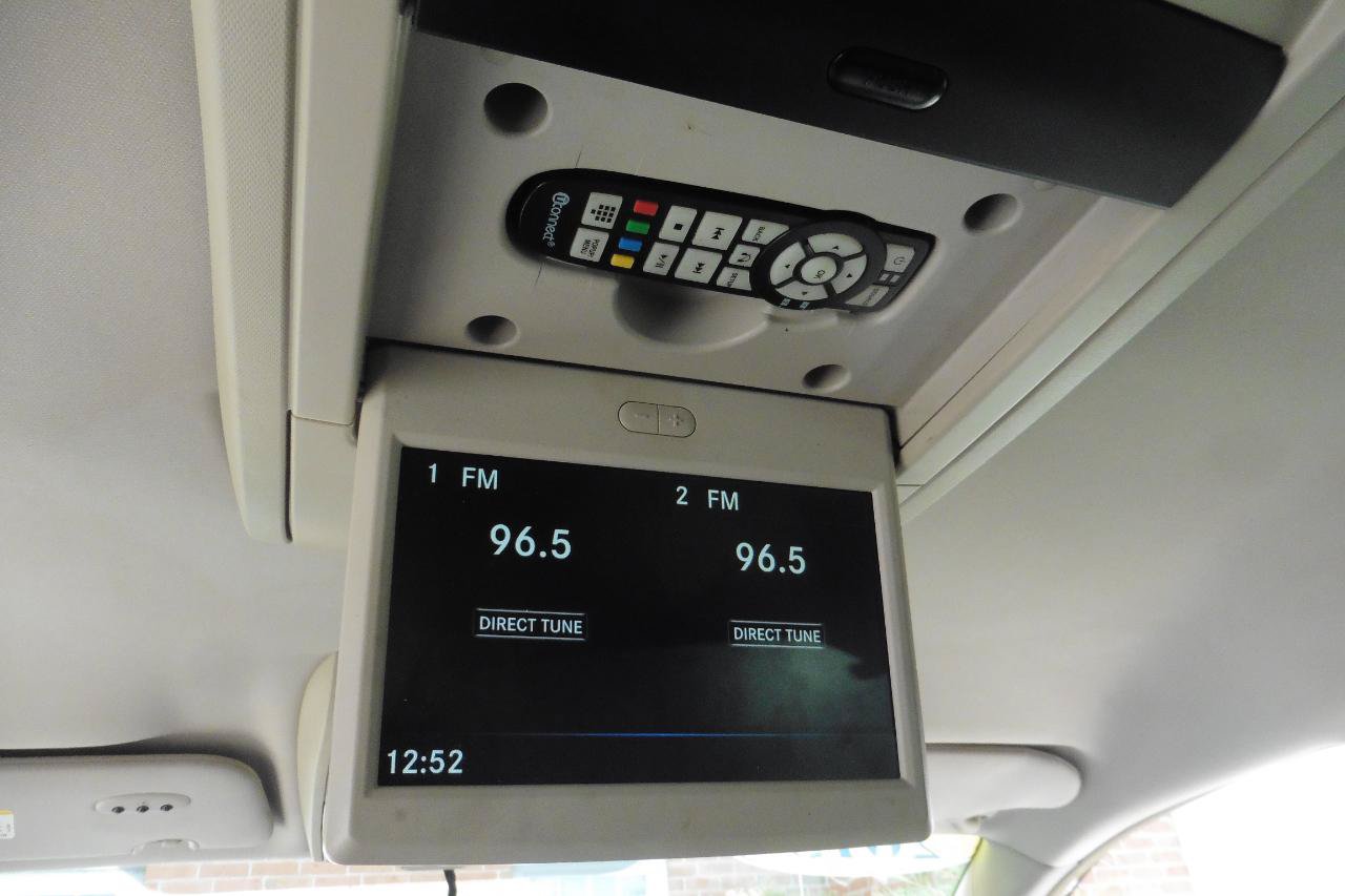 Used 2015 Chrysler Town & Country Touring w/ Driver Convenience Group FWD image 4
