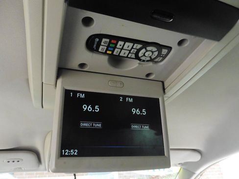 Used 2015 Chrysler Town & Country Touring w/ Driver Convenience Group FWD image 4
