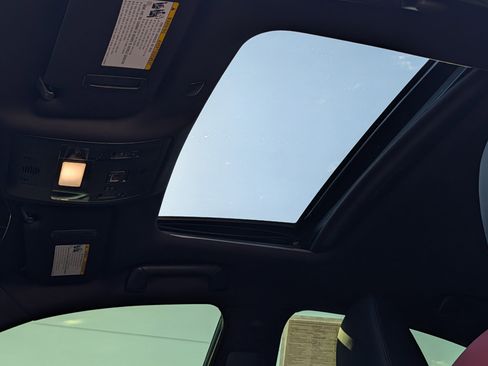 Used 2025 Lexus IS 500 w/ F-Sport Performance RWD image 24