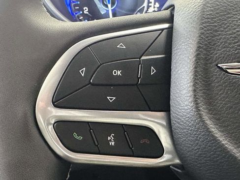 Used 2025 Chrysler Pacifica Select image 29