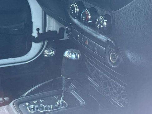 Used 2014 Jeep Wrangler Unlimited Sahara image 15